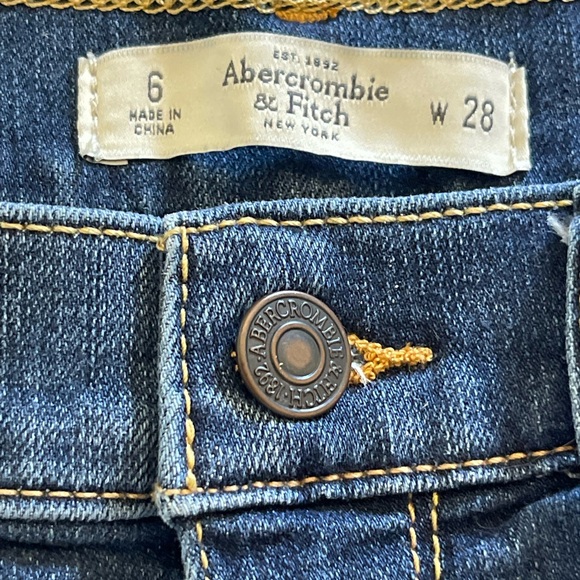 Abercrombie & Fitch Women’s Cuffed Hem Denim Shorts - Size 6/ W28 - Picture 3 of 9